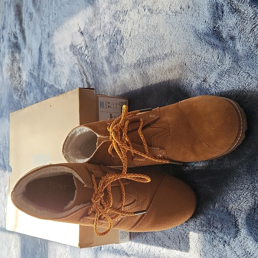 Toms Desert Wedge Wheat Suede With Shearling And Faux Crepe Wedge Size 7.5.